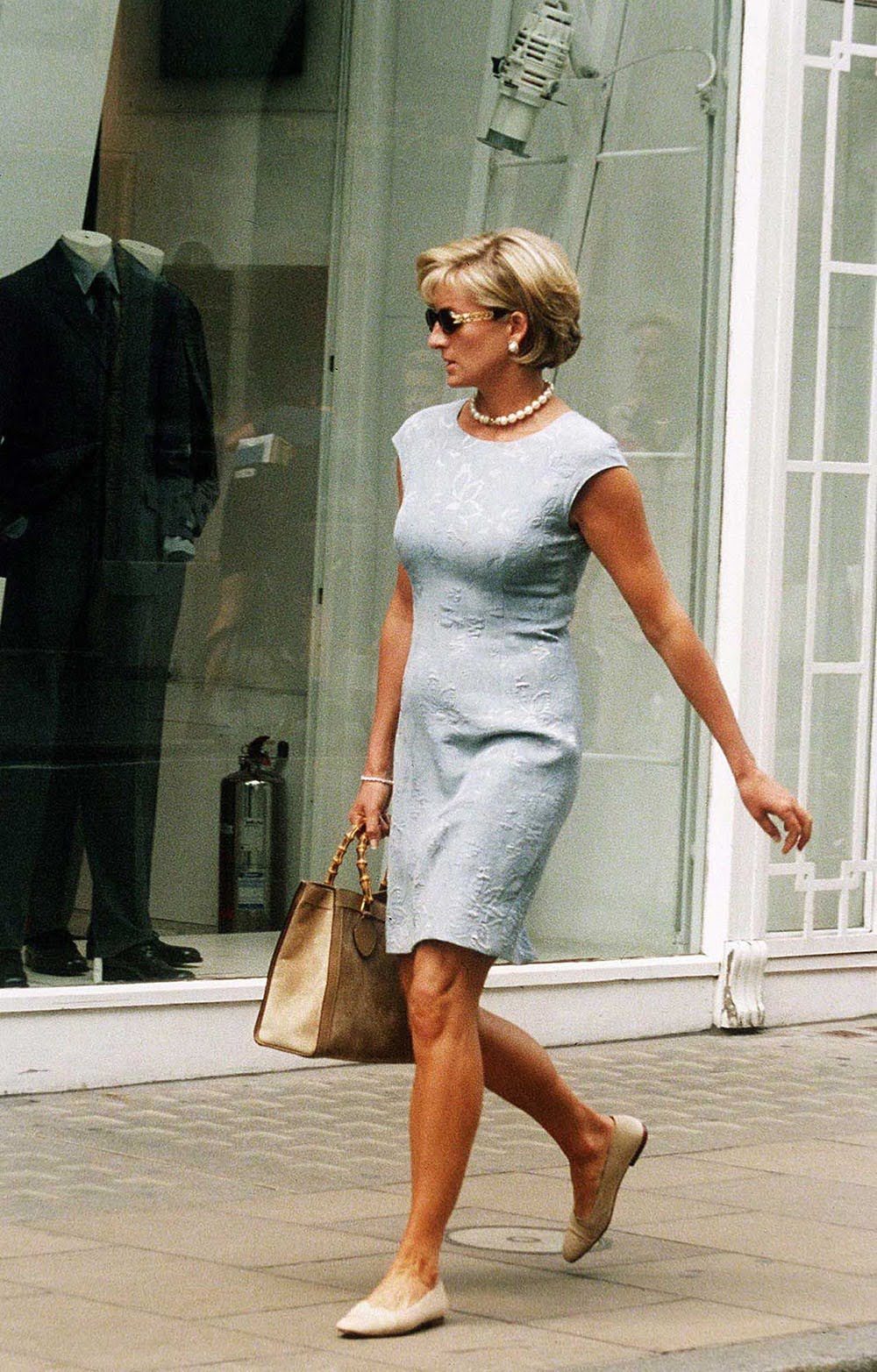 Công nương Diana và chiếc túi Gucci tay cầm bằng tre sơn mài trong những năm 1990. Về sau, chiếc túi này được Gucci đặt tên theo công nương là túi tote Gucci Diana