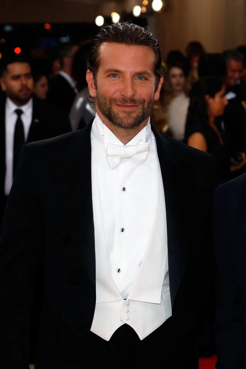 Bradley Cooper diện white tie chuẩn mực. 