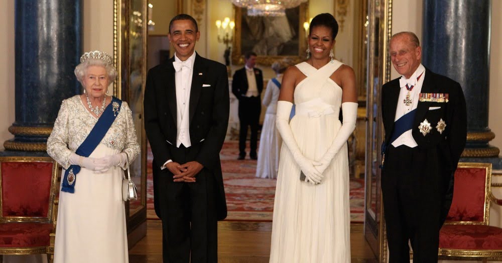 Vợ chồng cựu tổng thống Obama và Hoàng Gia Anh trong white tie dress code
