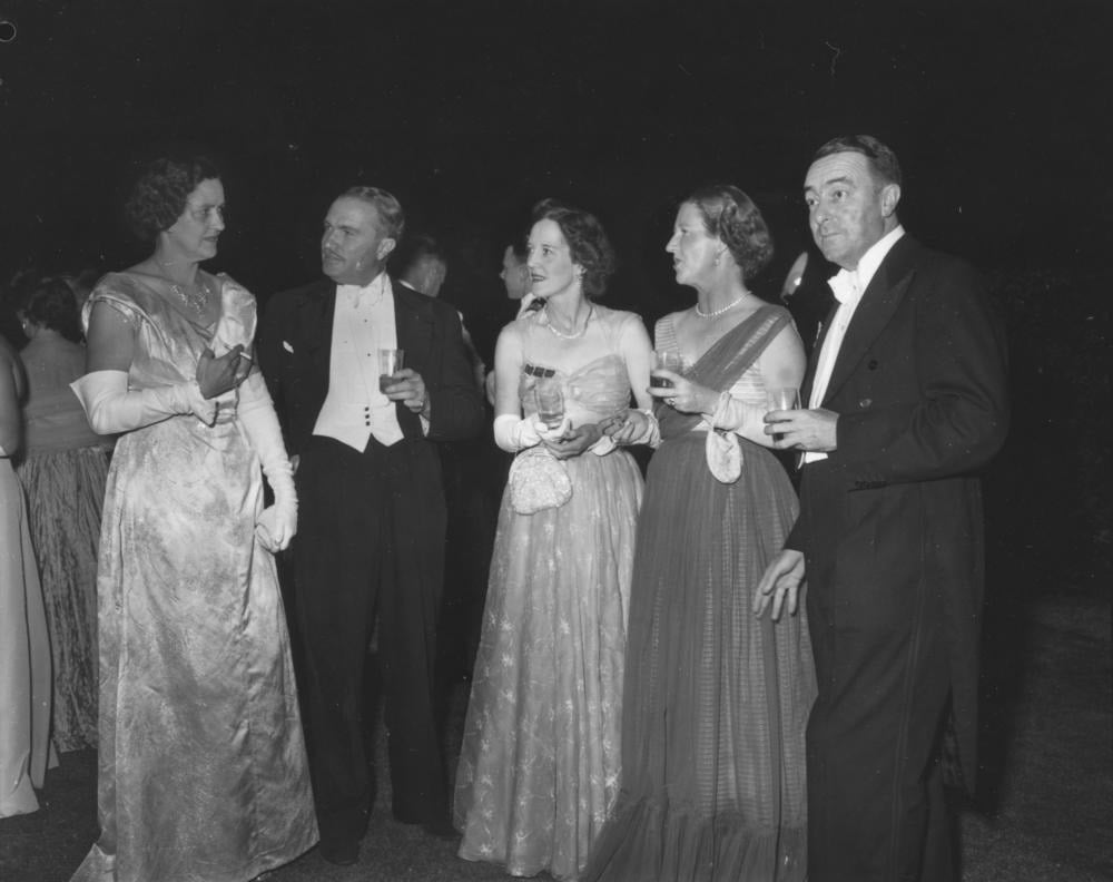 Những vị khách mặc dress code white tie trong bữa tiệc Royal Ball năm 1954.
