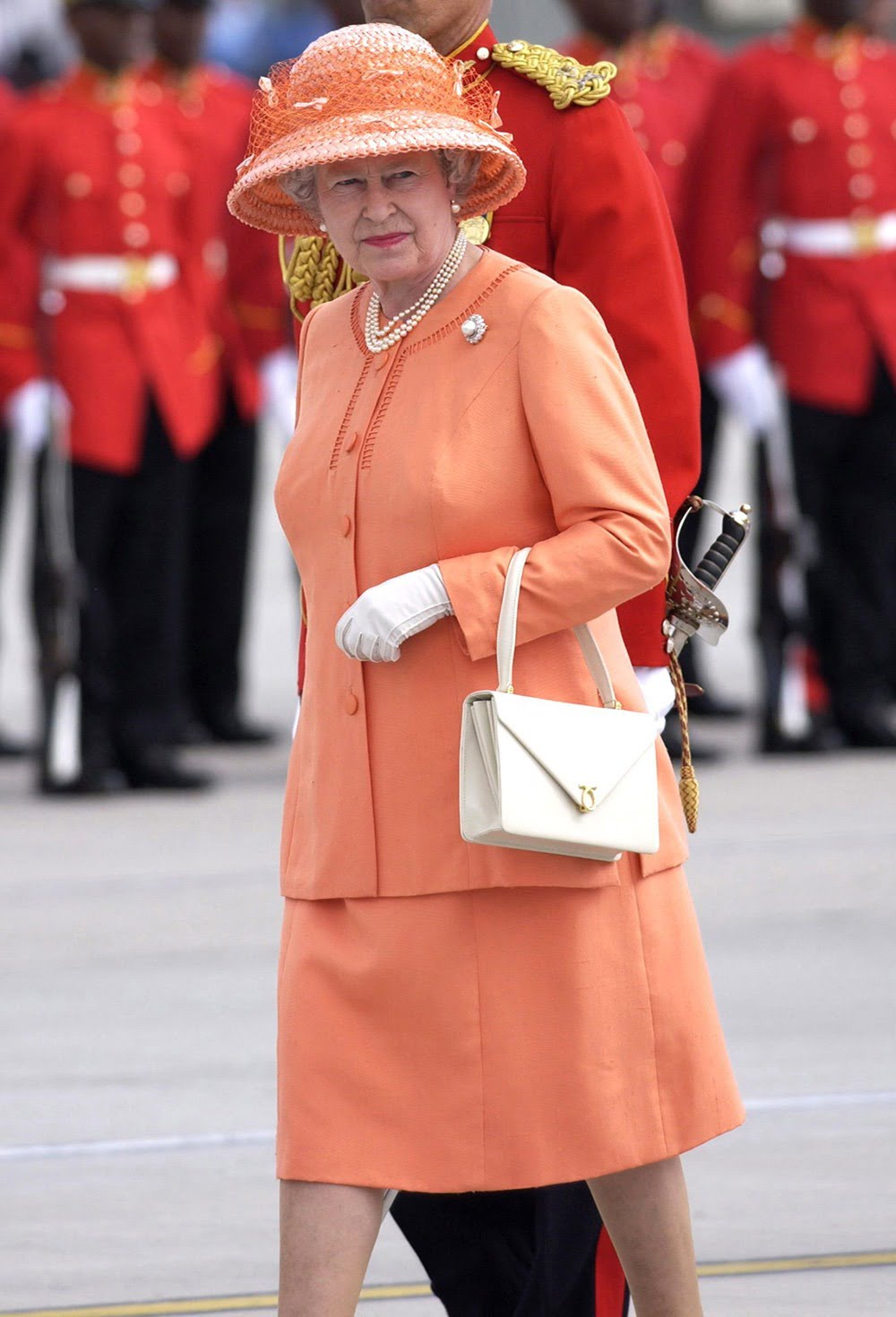 Nữ hoàng Elizabeth II cực kỳ “chung thủy” với thương hiệu Launer
