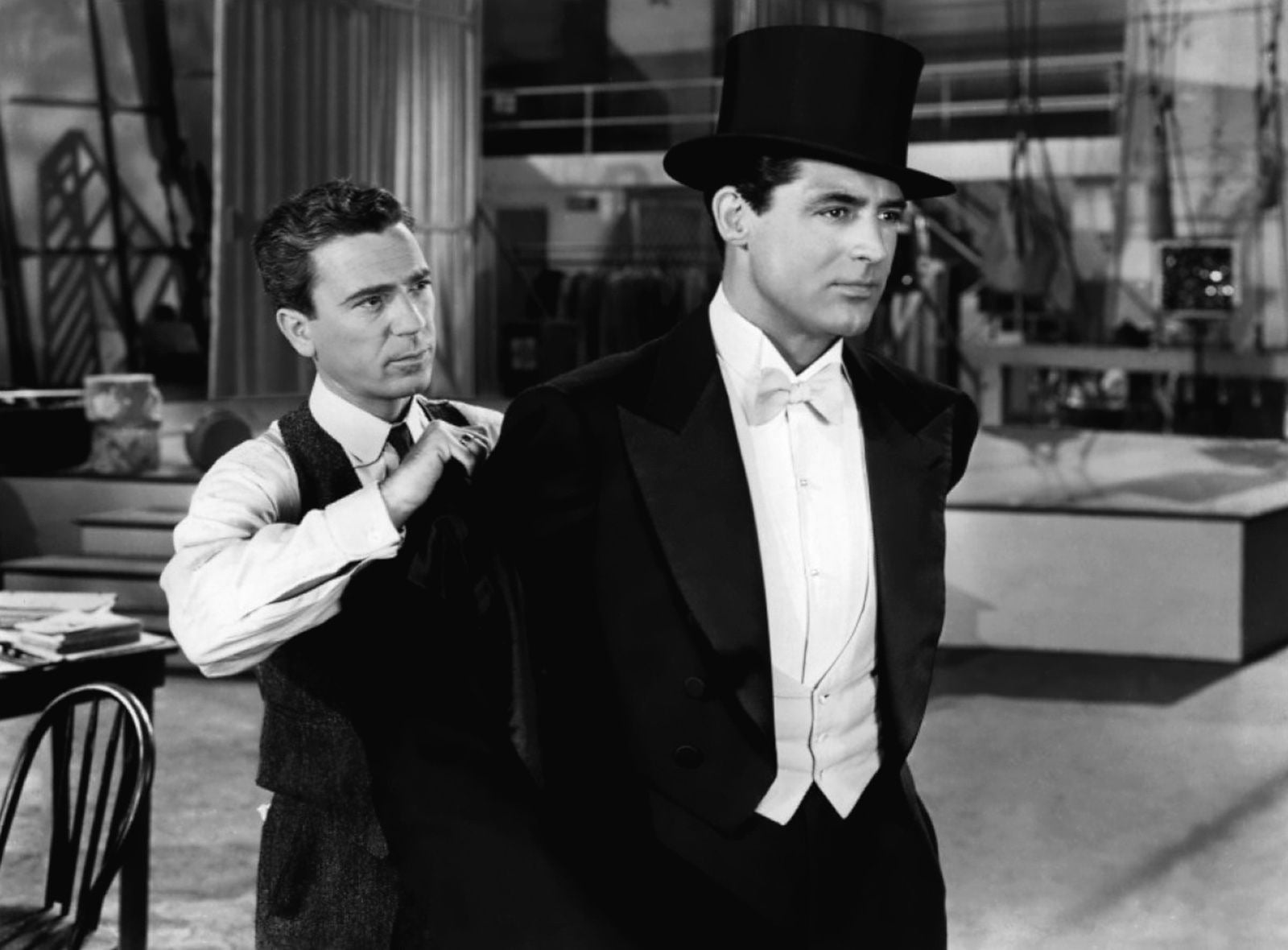 Cary Grant diện white tie trong một cảnh phim Night and Day.
