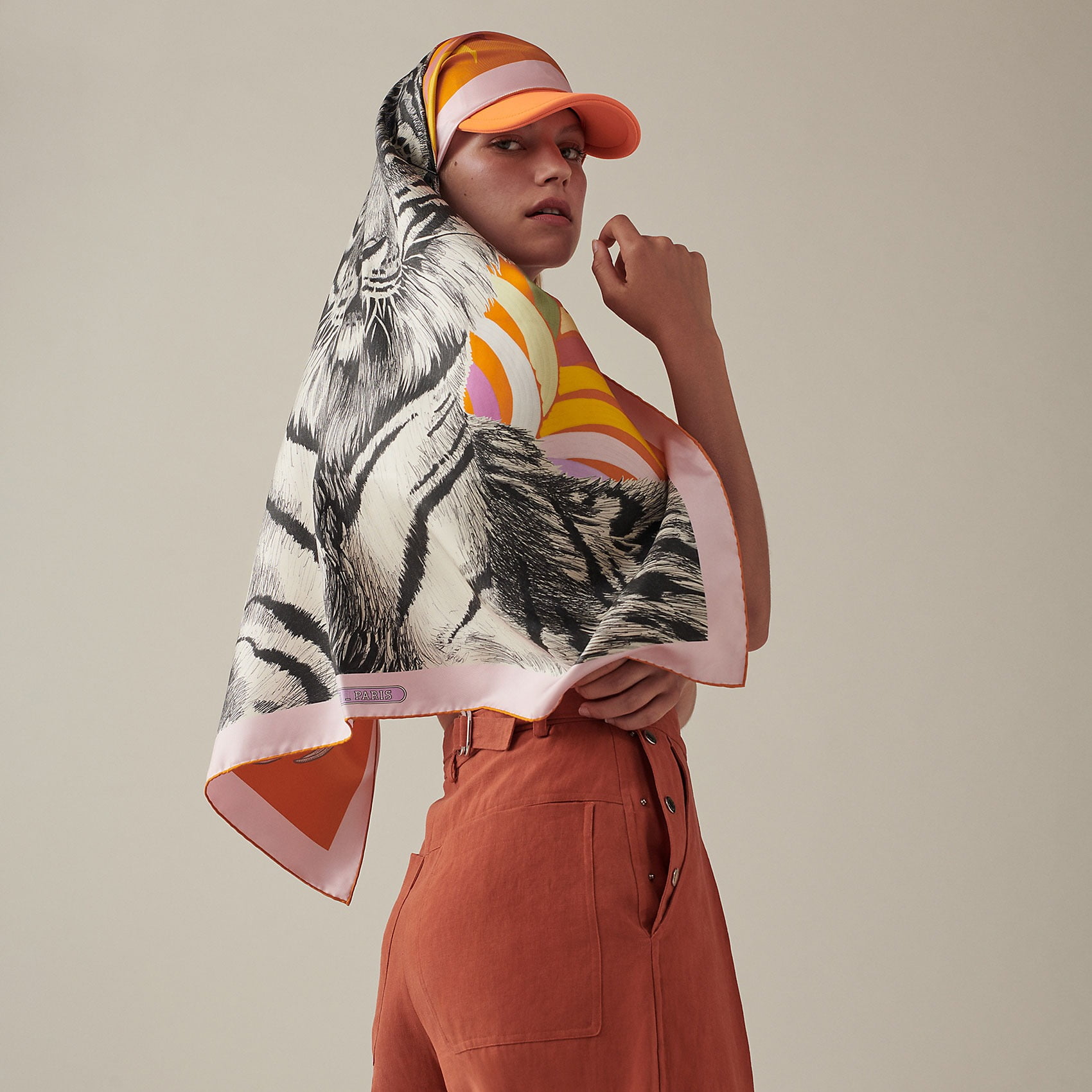 Khăn lụa Hermès Carré Tigre Royal Double Face in hai mặt cho phép bạn tùy ý để hở mặt dưới, tạo lối chơi màu điệu nghệ lạ mắt. 