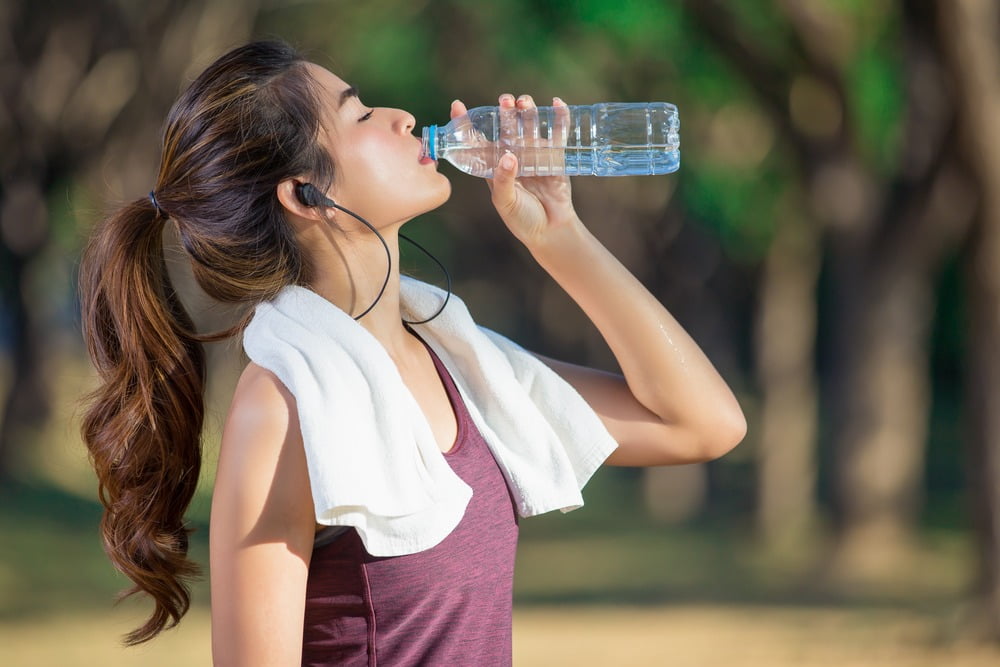 Khung giờ uống nước giảm cân đẹp da là uống trước khi bạn tập thể dục và ngay sau đó.